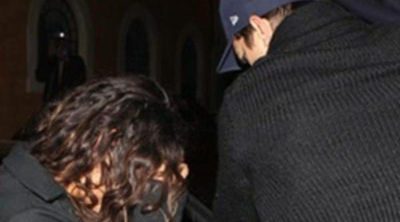 Ashton Kutcher y Mila Kunis se esconden de los paparazzi que les persiguen en Roma