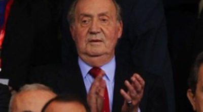 Un ciudadano advierte en una pancarta de que el Opus Dei 'quiere asesinar' al Rey Juan Carlos