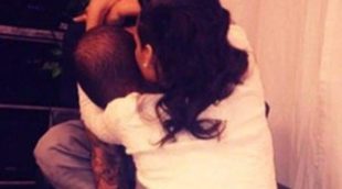 Rihanna besa y abraza a Chris Brown en una tierna fotografía