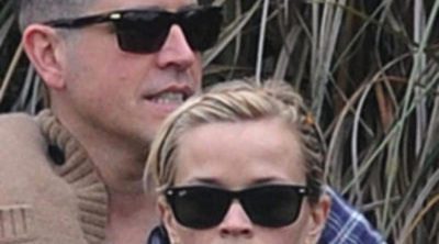 Reese Witherspoon y su marido Jim Toth disfrutan de una romántica comida en California