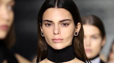 El terror de Kendall Jenner: Un hombre se baña desnudo en su piscina y otro amenaza con matarla