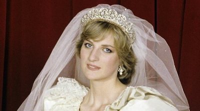 El vestido de novia de Lady Di vuelve a ver la luz gracias al Príncipe Harry y al Príncipe Guillermo