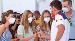 Los Reyes Felipe y Letizia, Leonor y Sofía reciben al medallista olímpico Joan Cardona en el Club Náutico de Palma