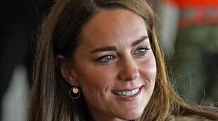 El regreso de Kate Middleton tras las vacaciones y su boda familiar: sonrisas y encuentro militar