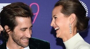 Jake Gyllenhaal posa en la alfombra roja con su novia Jeanne Cadieu en el Festival de Cine de Nueva York 2021