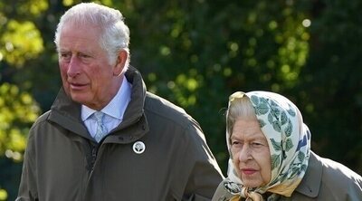 La Reina Isabel y el Príncipe Carlos, naturales y cercanos plantando un árbol en Balmoral