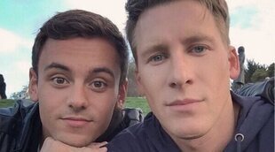 Tom Daley comparte el tierno reencuentro con su marido y su hijo tras un tiempo separados por motivos de trabajo