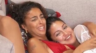 Tania y Zoe bromean con tener algo entre ellas