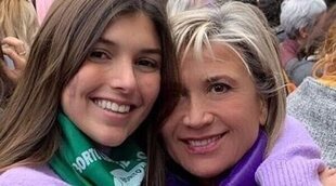 Candela Otero, hija de Julia Otero, dedica unas preciosas palabras a su madre en la recogida de un premio