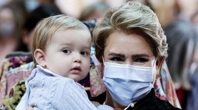 María Teresa de Luxemburgo, una abuela orgullosa con su nieto Charles de Luxemburgo en un acto solidario