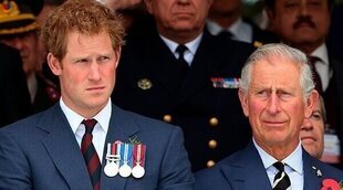 El Príncipe Carlos de Inglaterra intenta mejorar su relación con su hijo el Príncipe Harry elogiando su trabajo