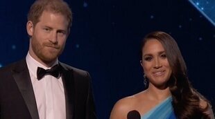 El Príncipe Harry y Meghan Markle reaparecen como grandes estrellas para recoger un premio por su labor social