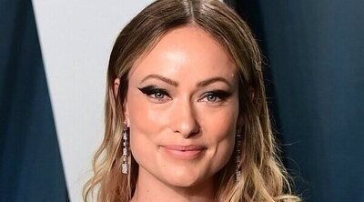 Olivia Wilde recibe unos documentos legales de Jason Sudeikis durante la presentación de su última película