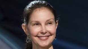 Ashley Judd rinde homenaje a su madre Naomi tras su inesperada muerte en el Salón de la Fama de la Música Country