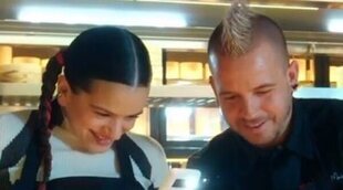 Rosalía y David Muñoz cocinan juntos un sándwich de chicken teriyaki, como una de las canciones de 'Motomami'