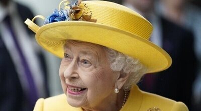 La inesperada aparición de la Reina Isabel para la inauguración de una línea de metro junto al Príncipe Eduardo