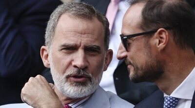 Felipe VI muestra su buena relación con Haakon y Mette-Marit de Noruega en la final de Roland Garros que ganó Rafa Nadal