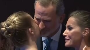 Los Reyes Felipe y Letizia y sus hijas Leonor y Sofía muestran que son una familia cariñosa en los Princesa de Girona 2022