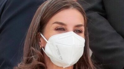 La Reina Letizia reaparece tras su positivo en covid muy animada y con mascarilla en un acto oficial