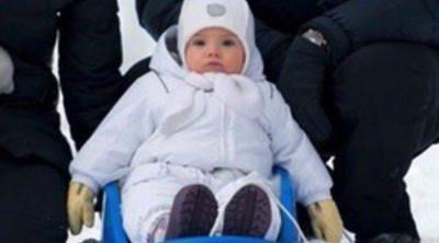 La Princesa Estela disfruta de la nieve junto a los Príncipes Victoria y Daniel de Suecia