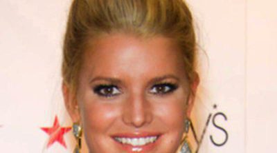 Jessica Simpson disimula su segundo embarazo con un vestido negro en la boda de CaCee Cobs