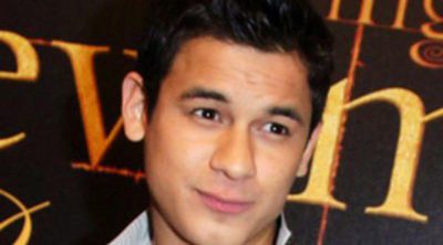 El actor de 'Crepúsculo' Bronson Pelletier, pillado orinando en público en el aeropuerto de Los Ángeles