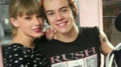 Taylor Swift acompaña a Harry Styles a tatuarse un barco en el brazo muy similar al del chico de su videoclip