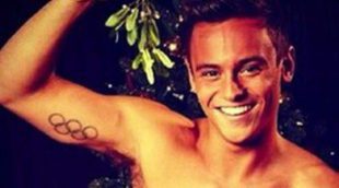 Tom Daley se disfraza de sexy Papa Noel para felicitar la Navidad 2012 sin camiseta