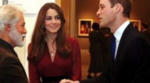 Los Duques de Cambridge descubren un retrato de Kate Middleton en su primer acto oficial juntos tras anunciar el embarazo