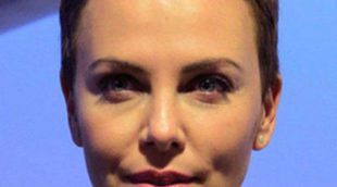 Charlize Theron recibe un premio en el Foro Económico Mundial de Davos por su lucha contra el sida