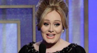 Adele luce un colgante en el que se puede leer Angelo, revelando así el nombre de su hijo