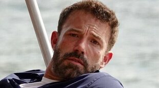 La viral imagen de Ben Affleck echándose una sienta durante un paseo por el Sena en su luna de miel con Jennifer Lopez