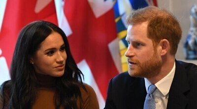 El feo de Meghan Markle y el Príncipe Harry al Príncipe Carlos en su regreso a Reino Unido