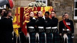 La Princesa Ana hace una reverencia al féretro de la Reina Isabel II en su llegada al Palacio de Holyrood de Edimburgo