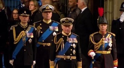 El Rey Carlos III y sus hermanos homenajean a Isabel II en la Vigilia de los Príncipes en Westminster