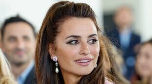 Penélope Cruz no puede contener la emoción tras ser galardonada con el Premio Cinematografía 2022