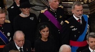 Los Reyes Juan Carlos y Sofía sentados junto a los Reyes Felipe y Letizia en el funeral de la Reina Isabel II