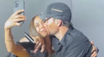 Enrique Iglesias protagoniza un apasionado beso con una fan durante un concierto