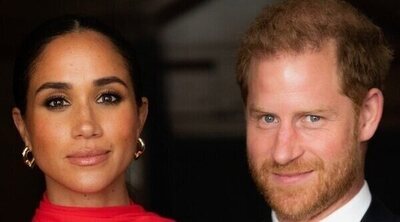 El posado del Príncipe Harry y Meghan Markle con el que 'responden' al de los Reyes Carlos y Camilla y Guillermo y Kate