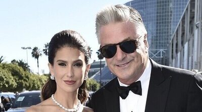 Hilaria y Alec Baldwin posan por primera vez con su séptima hija