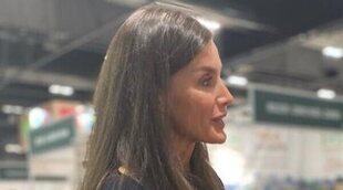 La Reina Letizia sorprende con su visita a la feria BioCultura de Madrid, a la que ha acudido en solitario