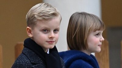 Jacques y Gabriella, los perfectos ayudantes de Papa Noel, dan la bienvenida a la Navidad con Alberto y Charlene de Mónaco