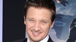 Jeremy Renner continúa con su recuperación en el hospital dos semanas después de ser arrollado por una quitanieves