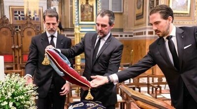 El especial significado de la corona de flores del féretro de Constantino de Grecia en su funeral