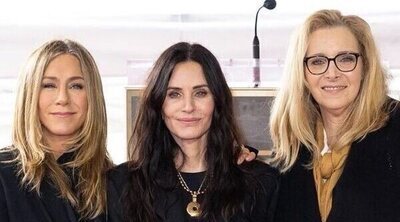 Courteney Cox recibe su estrella en el Paseo de la Fama rodeada de Jennifer Aniston y Lisa Kudrow