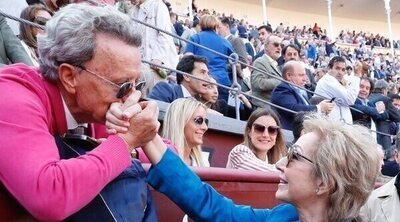 El cariñoso reencuentro de Ana Rosa Quintana y Ortega Cano en los toros tras la entrevista del 'semen de fuerza'