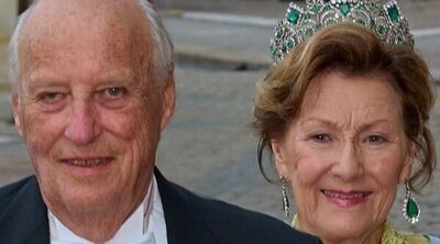 La cena de la Familia Real Danesa a Harald y Sonia de Noruega: tiaras, vestidos simbólicos, vino especial y un descuido