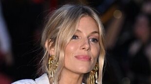 Sienna Miller presume por sorpresa de embarazo en la Vogue World 2023