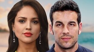 Mario Casas y Eiza González vuelven a jugar al despiste: primero en Roma y ahora en la playa