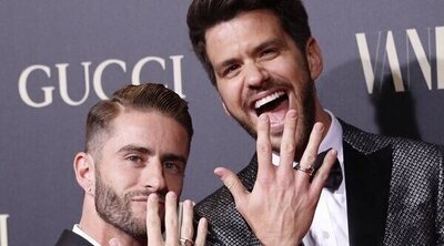 Pelayo Diaz y Andy McDougall celebran con amigos y una tarta que han firmado el divorcio 2 años después de su ruptura